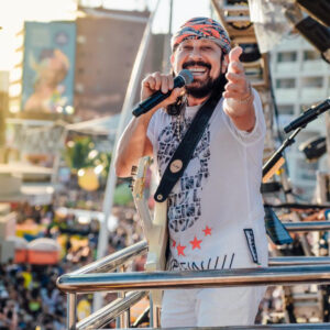 Foto do cantor Bell Marques sorrindo em cima do trio elétrico do carnaval de Salvador