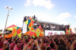 Trio elétrico do bloco coruja no meio do circuito barra/ondina