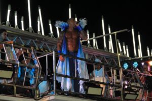 Foto do trio elétrico do Bloco do Nana com o cantor Léo Santana no Carnaval de Salvador
